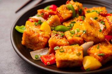 Chili paneer kurutma süzme peynir, Hint Çin yemeği kullanılarak yapılır.