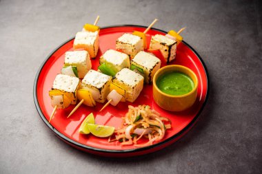 Malai Paneer Tikka Kebap, süzme peynirle yapılan bir Hint yemeğidir.