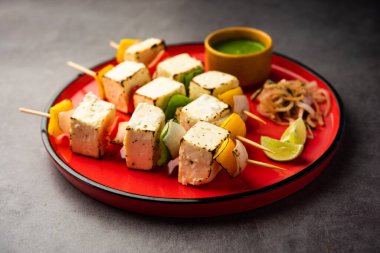 Malai Paneer Tikka Kebap, süzme peynirle yapılan bir Hint yemeğidir.