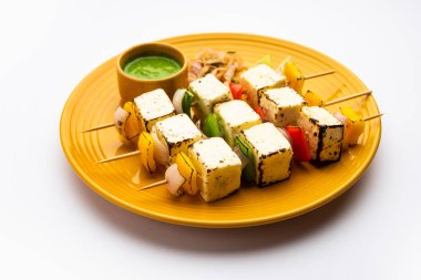 Malai Paneer Tikka Kebap, süzme peynirle yapılan bir Hint yemeğidir.