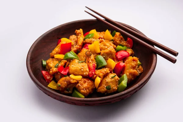Hint-Çin başlangıç yemeği olan kırmızı biberli tavuk tabakta ya da kasede servis edilir. Seçici odak