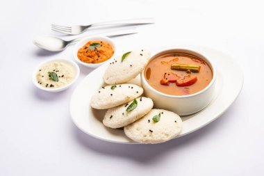 Sambhar yeşili ve kırmızı turşulu sambar ya da Idli. Popüler Güney Hindistan kahvaltısı