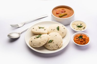 Sambhar yeşili ve kırmızı turşulu sambar ya da Idli. Popüler Güney Hindistan kahvaltısı
