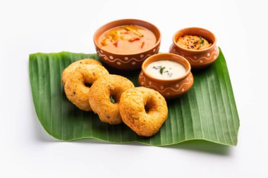 Sambar Vada ya da Medu vadai, sambhar ve chutney ile popüler Güney Hindistan yemeği ya da kahvaltısı.
