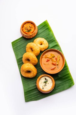 Sambar Vada ya da Medu vadai, sambhar ve chutney ile popüler Güney Hindistan yemeği ya da kahvaltısı.
