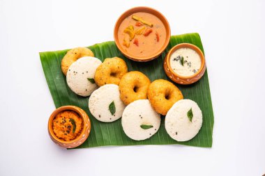 Idli Vada sambhar Medu Wada ve sambar olarak da bilinir.