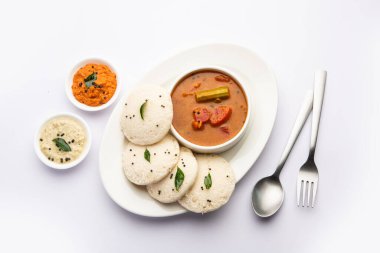 Sambhar yeşili ve kırmızı turşulu sambar ya da Idli. Popüler Güney Hindistan kahvaltısı