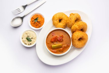 Sambar Vada ya da Medu vadai, sambhar ve chutney ile popüler Güney Hindistan yemeği ya da kahvaltısı.