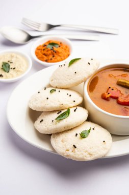 Sambhar yeşili ve kırmızı turşulu sambar ya da Idli. Popüler Güney Hindistan kahvaltısı