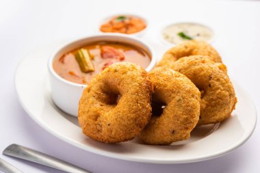 Sambar Vada ya da Medu vadai, sambhar ve chutney ile popüler Güney Hindistan yemeği ya da kahvaltısı.