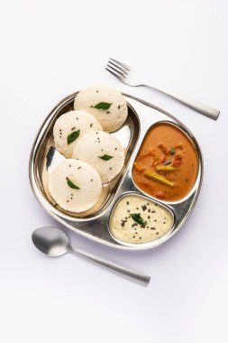 Sambhar yeşili ve kırmızı turşulu sambar ya da Idli. Popüler Güney Hindistan kahvaltısı