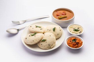 Sambhar yeşili ve kırmızı turşulu sambar ya da Idli. Popüler Güney Hindistan kahvaltısı