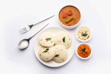 Sambhar yeşili ve kırmızı turşulu sambar ya da Idli. Popüler Güney Hindistan kahvaltısı