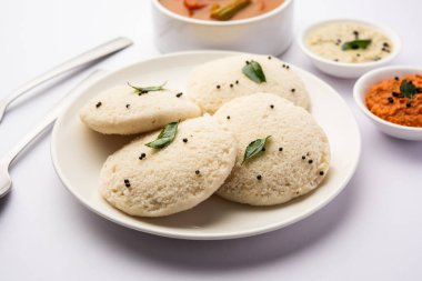Sambhar yeşili ve kırmızı turşulu sambar ya da Idli. Popüler Güney Hindistan kahvaltısı