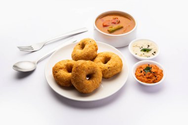 Sambar Vada ya da Medu vadai, sambhar ve chutney ile popüler Güney Hindistan yemeği ya da kahvaltısı.