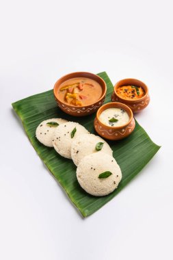 Sambhar yeşili ve kırmızı turşulu sambar ya da Idli. Popüler Güney Hindistan kahvaltısı