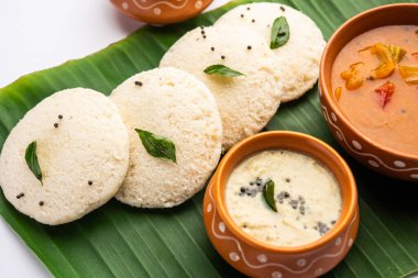Sambhar yeşili ve kırmızı turşulu sambar ya da Idli. Popüler Güney Hindistan kahvaltısı