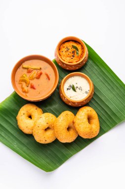 Sambar Vada ya da Medu vadai, sambhar ve chutney ile popüler Güney Hindistan yemeği ya da kahvaltısı.