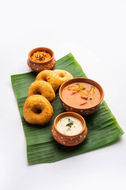 Sambar Vada ya da Medu vadai, sambhar ve chutney ile popüler Güney Hindistan yemeği ya da kahvaltısı.