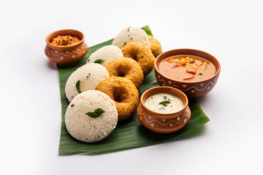 Idli Vada sambhar Medu Wada ve sambar olarak da bilinir.