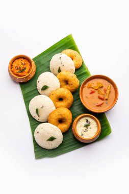 Idli Vada sambhar Medu Wada ve sambar olarak da bilinir.