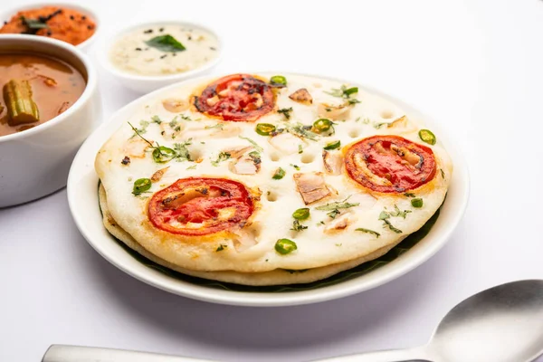 Uttapam, Uttappa veya Oothapam Güney Hindistan mutfağından sağlıklı bir kahvaltı tarifidir.