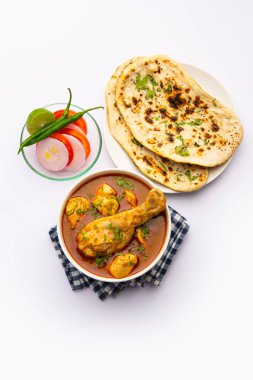 Kırmızı Köri ya da Murgh Masala ya da öne çıkan bacak parçalı Korma tavuğu.