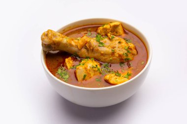 Kırmızı Köri ya da Murgh Masala ya da öne çıkan bacak parçalı Korma tavuğu.