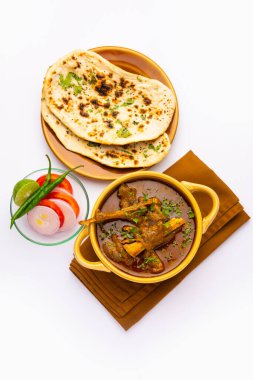 Hint usulü koyun eti ya da Gosht Masala ya da Hint usulü kuzu eti Rogan Josh, Naan ile servis edilir.