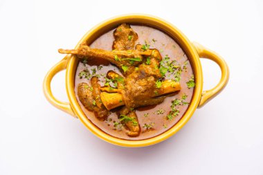 Hint usulü koyun eti ya da Gosht Masala ya da Hint usulü kuzu eti Rogan Josh, Naan ile servis edilir.