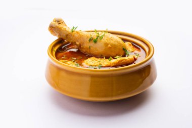 Kırmızı Köri ya da Murgh Masala ya da öne çıkan bacak parçalı Korma tavuğu.