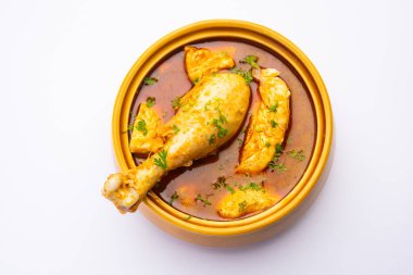 Kırmızı Köri ya da Murgh Masala ya da öne çıkan bacak parçalı Korma tavuğu.