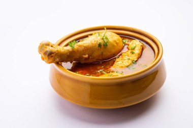 Kırmızı Köri ya da Murgh Masala ya da öne çıkan bacak parçalı Korma tavuğu.