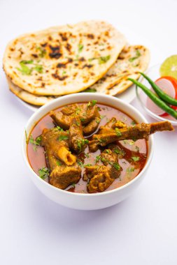Hint usulü koyun eti ya da Gosht Masala ya da Hint usulü kuzu eti Rogan Josh, Naan ile servis edilir.