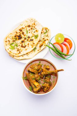 Hint usulü koyun eti ya da Gosht Masala ya da Hint usulü kuzu eti Rogan Josh, Naan ile servis edilir.