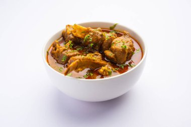 Hint usulü koyun eti ya da Gosht Masala ya da Hint usulü kuzu eti Rogan Josh, Naan ile servis edilir.