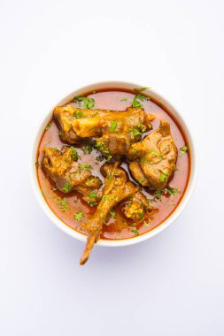 Hint usulü koyun eti ya da Gosht Masala ya da Hint usulü kuzu eti Rogan Josh, Naan ile servis edilir.
