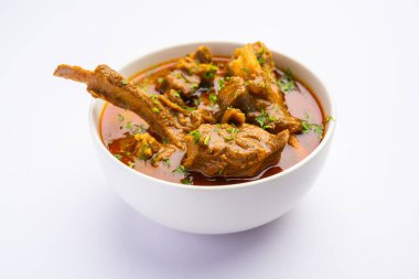 Hint usulü koyun eti ya da Gosht Masala ya da Hint usulü kuzu eti Rogan Josh, Naan ile servis edilir.