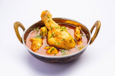 Kırmızı Köri ya da Murgh Masala ya da öne çıkan bacak parçalı Korma tavuğu.