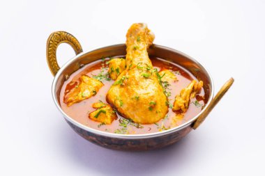 Kırmızı Köri ya da Murgh Masala ya da öne çıkan bacak parçalı Korma tavuğu.