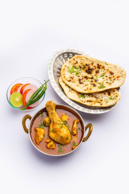 Kırmızı Köri ya da Murgh Masala ya da öne çıkan bacak parçalı Korma tavuğu.