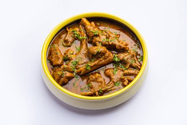 Hint usulü koyun eti ya da Gosht Masala ya da Hint usulü kuzu eti Rogan Josh, Naan ile servis edilir.