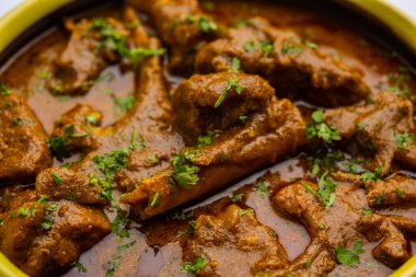 Hint usulü koyun eti ya da Gosht Masala ya da Hint usulü kuzu eti Rogan Josh, Naan ile servis edilir.
