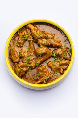 Hint usulü koyun eti ya da Gosht Masala ya da Hint usulü kuzu eti Rogan Josh, Naan ile servis edilir.