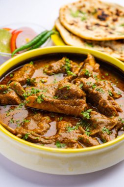Hint usulü koyun eti ya da Gosht Masala ya da Hint usulü kuzu eti Rogan Josh, Naan ile servis edilir.