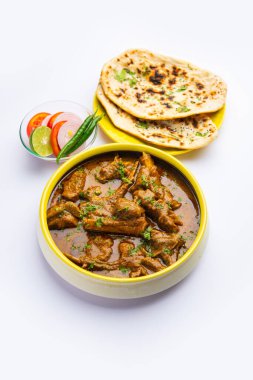 Hint usulü koyun eti ya da Gosht Masala ya da Hint usulü kuzu eti Rogan Josh, Naan ile servis edilir.