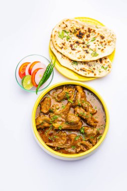 Hint usulü koyun eti ya da Gosht Masala ya da Hint usulü kuzu eti Rogan Josh, Naan ile servis edilir.