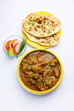 Hint usulü koyun eti ya da Gosht Masala ya da Hint usulü kuzu eti Rogan Josh, Naan ile servis edilir.