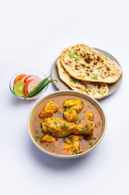 Kırmızı Köri ya da Murgh Masala ya da öne çıkan bacak parçalı Korma tavuğu.
