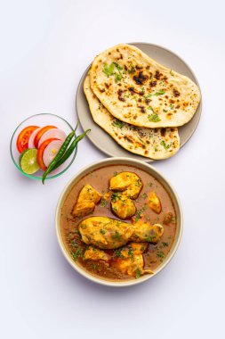 Kırmızı Köri ya da Murgh Masala ya da öne çıkan bacak parçalı Korma tavuğu.